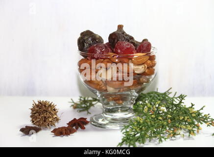 Pane dolce Natale pudding cin frutta secca e glassata e bevande frizzanti Foto Stock