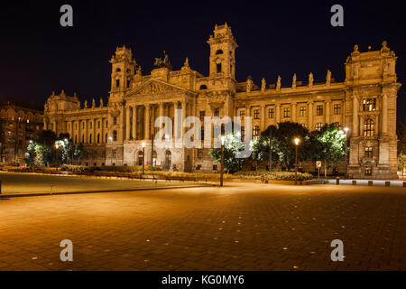 Museo di Etnografia (Néprajzi Múzeum) di notte a Budapest, Ungheria, palazzo rinascimentale sede nazionale ungherese Museo Etnografico, visualizzare fro Foto Stock