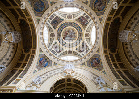 Szechenyi Bagni Termali atrio interno soffitto con cupola e mosaici a Budapest, in Ungheria, in stile neo-barocco Foto Stock