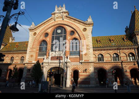 Mercato Grande Hall di Budapest, Ungheria, il più grande e il più antico mercato coperto della città progettata e costruita da Samu Pecz intorno 1897 Foto Stock
