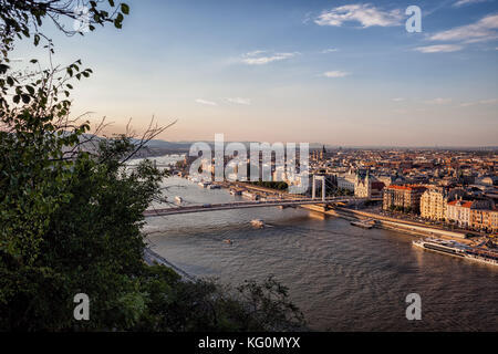 Città di Budapest al tramonto in Ungheria, vista dalla collina di Gellert oltre il fiume Danubio a Pest Foto Stock