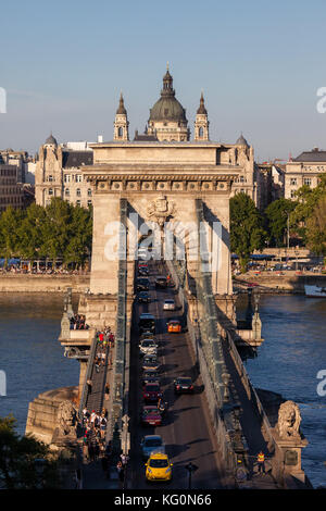 Strada sul Ponte delle catene di Szechenyi oltre il Fiume Danubio, il traffico della città di Budapest, in Ungheria Foto Stock