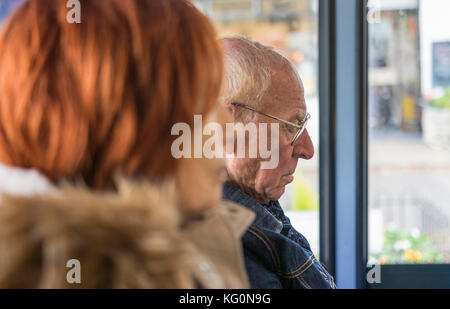 Coppia di anziani seduti su un autobus a dormire. Foto Stock