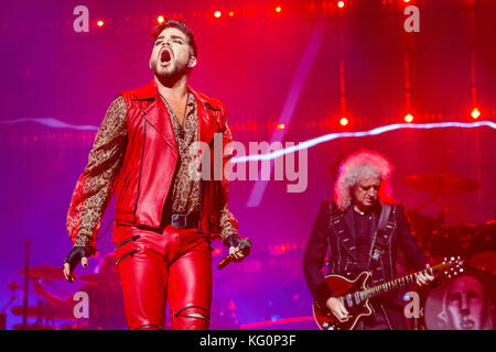 Il cantante Adam Lambert, sinistro e il chitarrista Brian May del gruppo britannico Queen eseguire durante il concerto di Praga Repubblica Ceca, mercoledì 1 ottobre Foto Stock
