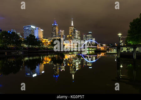 Melbourne di notte con riflessi sul fiume Yarra. Foto Stock