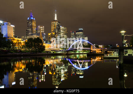 Melbourne di notte con riflessi sul fiume Yarra. Foto Stock