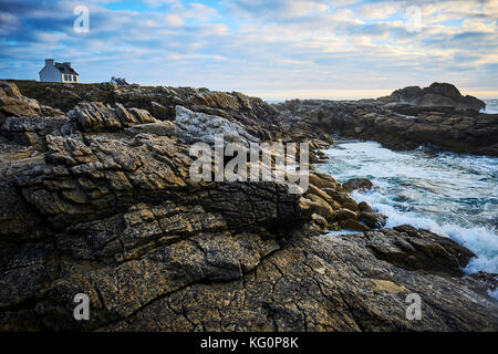 La costa rocciosa di Finistere Bretagna Francia. Foto Stock