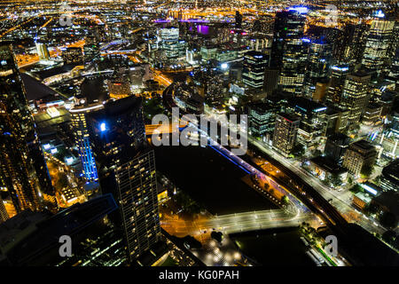 Città di Melbourne presi dall'Eureka Tower di notte tempo. Foto Stock