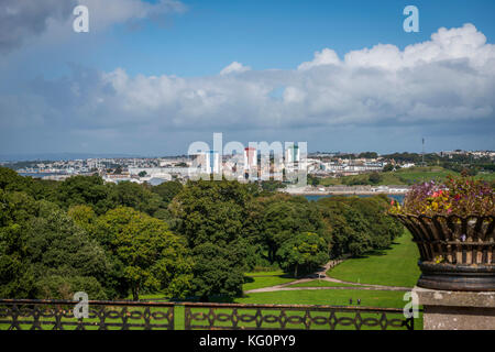 Vista di Plymouth da Mount Edgcumbe Country Park, Cornwall, Regno Unito Foto Stock