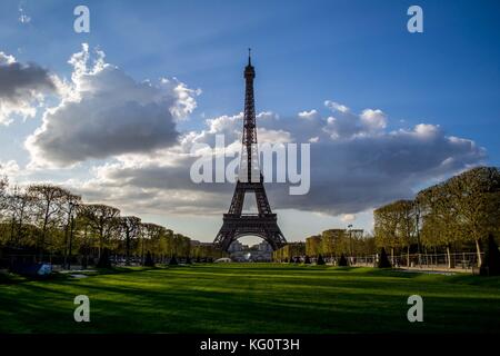 Parigi torre eiffel da champ di Marte hdr hd Foto Stock