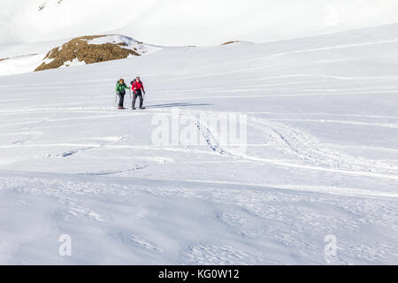 Coppia senior è escursioni con racchette da neve in inverno alpino montagne. La Baviera, Germania. Foto Stock