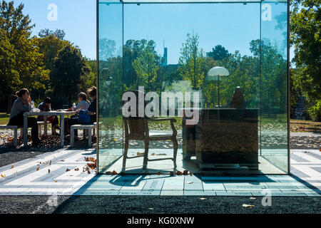 Frankfurt am Main, Hessen, Germania : Adorno-Denkmal auf dem Campus Westend der Johann Wolfgang Goethe Universität Foto Stock