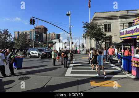 Street festival downtown Yonkers New York Foto Stock