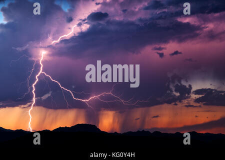 Drammatico fulmine al tramonto per una tempesta nel deserto dell'Arizona Foto Stock