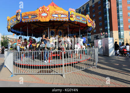 Bambini su Merry Go Round Yonkers New York Foto Stock