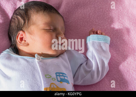 Neonato tranquillamente dormendo Foto Stock