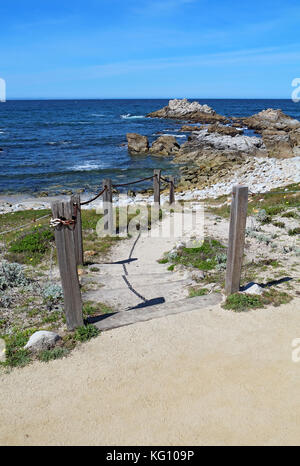 Scale e passerella per la spiaggia rocciosa a stato asilomar beach sulla penisola di Monterey in Pacific Grove, verticale della California Foto Stock