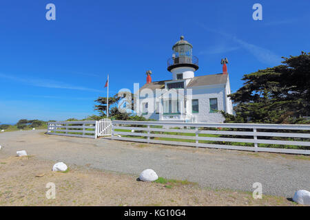 Punto pinos, la più antica opera continuamente faro sulla costa ovest, sulla baia di Monterey in Pacific Grove, California Foto Stock