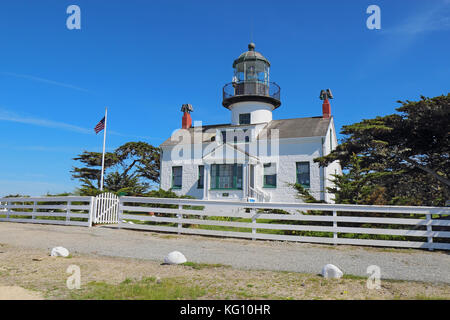 Punto pinos, la più antica opera continuamente faro sulla costa ovest, sulla baia di Monterey in Pacific Grove, California Foto Stock