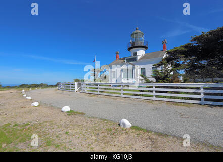 Punto pinos, la più antica opera continuamente faro sulla costa ovest, sulla baia di Monterey in Pacific Grove, California Foto Stock