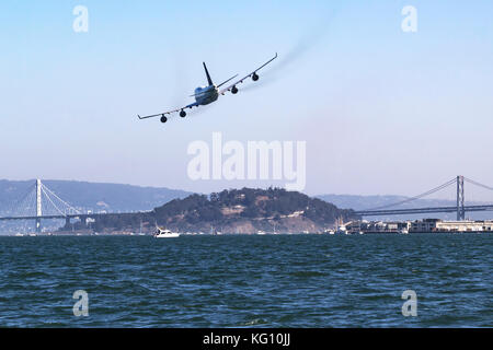 Boeing 747-400 (N121UA) effettua un passaggio basso oltre la Baia di San Francisco nel mese di ottobre del 2017. Foto Stock