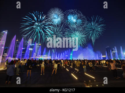 Singapore - agosto 19, 2017 : turisti visitate spectra - luce & acqua mostrano di marina bay sands anteriore in Singapore Foto Stock