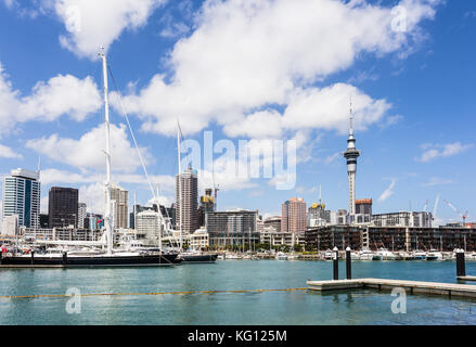 Una vista da wynyard distretto per il viadotto del porto di Auckland con il quartiere finanziario in background in Nuova Zelanda la più grande città. Foto Stock