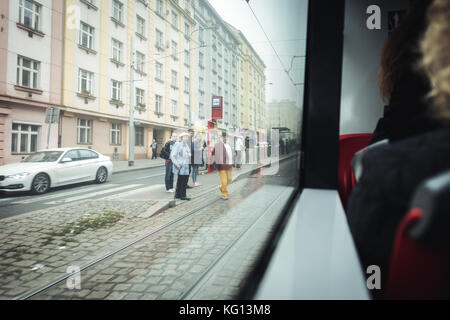 Praga, Repubblica ceca- ottobre 18, 2017: ci sono persone in attesa tram in sosta in Praga, Repubblica ceca Foto Stock