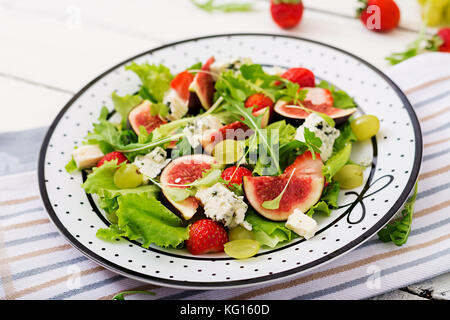 Facile vegetariano con insalata di fichi, fragole, uva, formaggio blu 'dorblu' e lattuga. Foto Stock