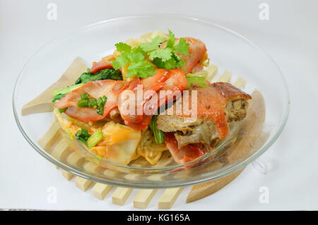 Cinese a base di noodle all'uovo topping barbecue la carne di maiale e di anatra con immotivata Foto Stock