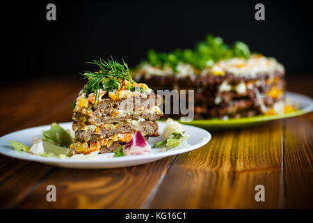 Torta di fegato layer cake ripiene di carote e cipolle Foto Stock