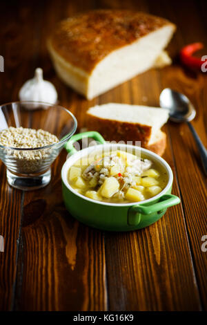 Zuppa di pollo con farro in una ciotola Foto Stock