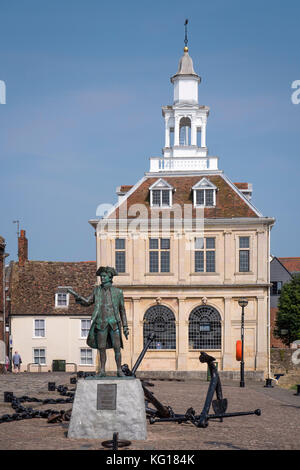 Statua di il Capitano George Vancouver al Porto e il Customs House Kings Lynn Norfolk Inghilterra Foto Stock