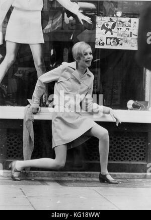 Twiggy (lesley hornby) nella sua prima premere il tasto di chiamata carnaby st Londra 1965 Foto Stock