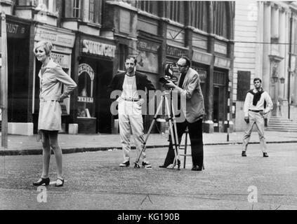 Modella twiggy (lesley hornby) nella sua prima premere Scatta 1965 in Carnaby Street, Londra Foto Stock