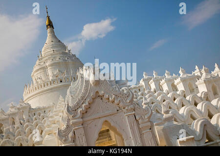 Pagoda hsinbyume / pagoda myatheindan, il tempio bianco in mingun vicino a mandalay in sagaing regione nel centro del Myanmar / BIRMANIA Foto Stock