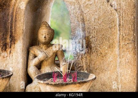 La masterizzazione di bastoncini di incenso alla pagoda hsinbyume / pagoda myatheindan, tempio di mingun vicino a mandalay in sagaing regione nel centro del Myanmar / BIRMANIA Foto Stock