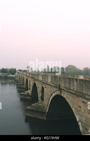 Ponte Vecchio sulla merici o fiume Evros in Edirne, Turchia Foto Stock