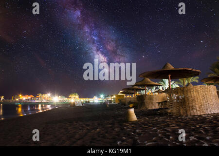 Fantastico cielo stellato e la via lattea su una spiaggia a Marsa Alam, Egitto. Foto Stock