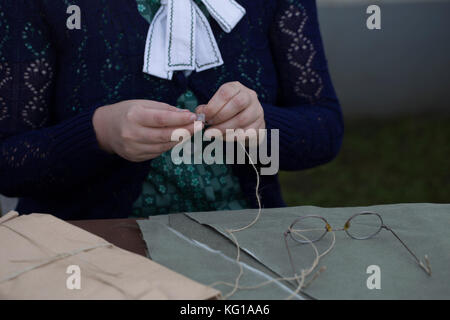 Close up di donna con le mani in mano la cucitura Foto Stock