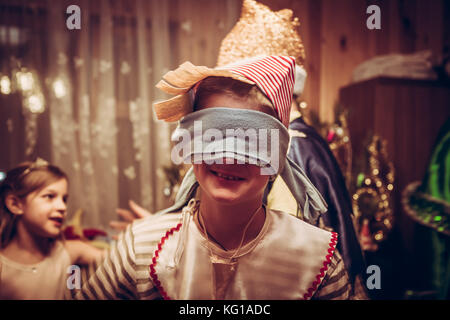 Bambino felice in costume di carnevale di Pinocchio durante le vacanze di Natale celebrazione Foto Stock