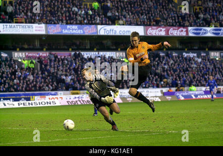 Il calciatore Kenny Miller batte il portiere Ian Walker per segnare un gol Wolverhampton Wanderers v Leicester City FA Cup Match 25 Gennaio 2003 Foto Stock