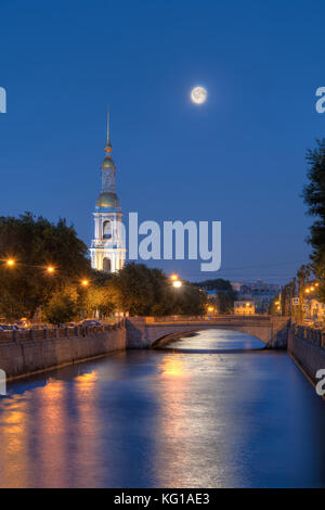 Vista notturna illuminata sul canale kryukov e st. Nicholas naval cattedrale, San Pietroburgo, Russia Foto Stock