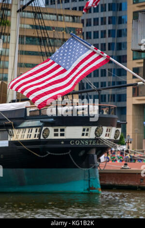 USS Constellation con le stelle e strisce della bandiera americana, Baltimore, Maryland, Stati Uniti d'America Foto Stock