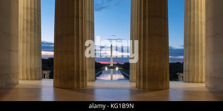 Il Monumento a Washington e il Pool di riflessione all'alba dall'interno del Lincoln Memorial, National Mall di Washington DC, Stati Uniti d'America Foto Stock