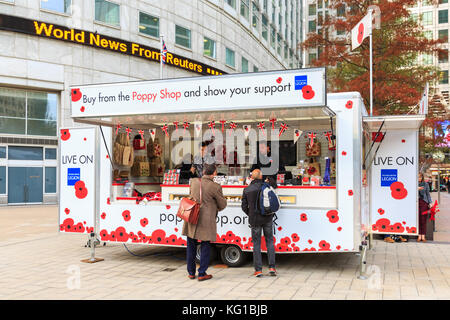 Canary Wharf, Londra, Regno Unito. 1 novembre 2017. La gente a Canary Wharf compra i papaveri da un nuovo van temporaneo della Legione Britannica reale 'Poppy Shop' a Reuters Plaza, Canary Wharf, in preparazione per il 12° giorno annuale del papavero. Tutti i fondi raccolti aiuteranno la Legione reale britannica a continuare il suo lavoro a sostegno del personale di servizio, dei veterani e delle loro famiglie. Credit: Imageplotter News e Sports/Alamy Live News Foto Stock