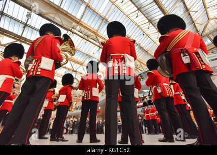 Waterloo, Londra, Regno Unito. 2 novembre 2017. Le Grenadier Guards giocano nella stazione di Waterloo per il London Poppy Day Attraction. Crediti: Matthew Chattle/Alamy Live News Foto Stock