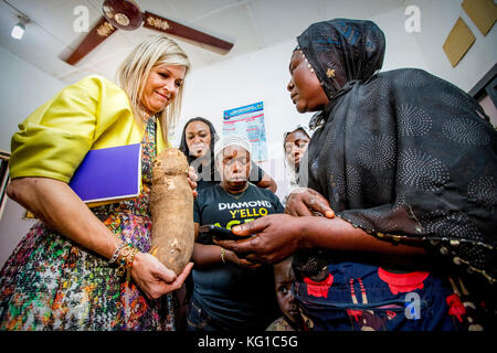 Abuja, Nigeria. 31 ottobre 2017. La regina Maxima dei Paesi Bassi visita le agenzie della banca Diamond Yellow della Nigeria ad Abuja, Nigeria, il 31 ottobre 2017. La regina Maxima dei Paesi Bassi visita la Nigeria come Segretario generale delle Nazioni Unite avvocato speciale per la finanza inclusiva per lo sviluppo. Crediti: Patrick van Katwijk - NESSUN SERVIZIO DI TELECOMUNICAZIONE · crediti: Patrick van Katwijk/Dutch Photo Press/dpa/Alamy Live News Foto Stock