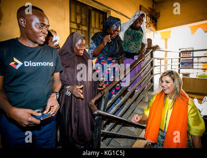 Abuja, Nigeria. 31 ottobre 2017. La regina Maxima dei Paesi Bassi visita le agenzie della banca Diamond Yellow della Nigeria ad Abuja, Nigeria, il 31 ottobre 2017. La regina Maxima dei Paesi Bassi visita la Nigeria come Segretario generale delle Nazioni Unite avvocato speciale per la finanza inclusiva per lo sviluppo. Crediti: Patrick van Katwijk - NESSUN SERVIZIO DI TELECOMUNICAZIONE · crediti: Patrick van Katwijk/Dutch Photo Press/dpa/Alamy Live News Foto Stock