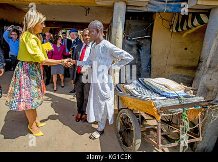 Abuja, Nigeria. 31 ottobre 2017. La regina Maxima dei Paesi Bassi visita le agenzie della banca Diamond Yellow della Nigeria ad Abuja, Nigeria, il 31 ottobre 2017. La regina Maxima dei Paesi Bassi visita la Nigeria come Segretario generale delle Nazioni Unite avvocato speciale per la finanza inclusiva per lo sviluppo. Crediti: Patrick van Katwijk - NESSUN SERVIZIO DI TELECOMUNICAZIONE · crediti: Patrick van Katwijk/Dutch Photo Press/dpa/Alamy Live News Foto Stock